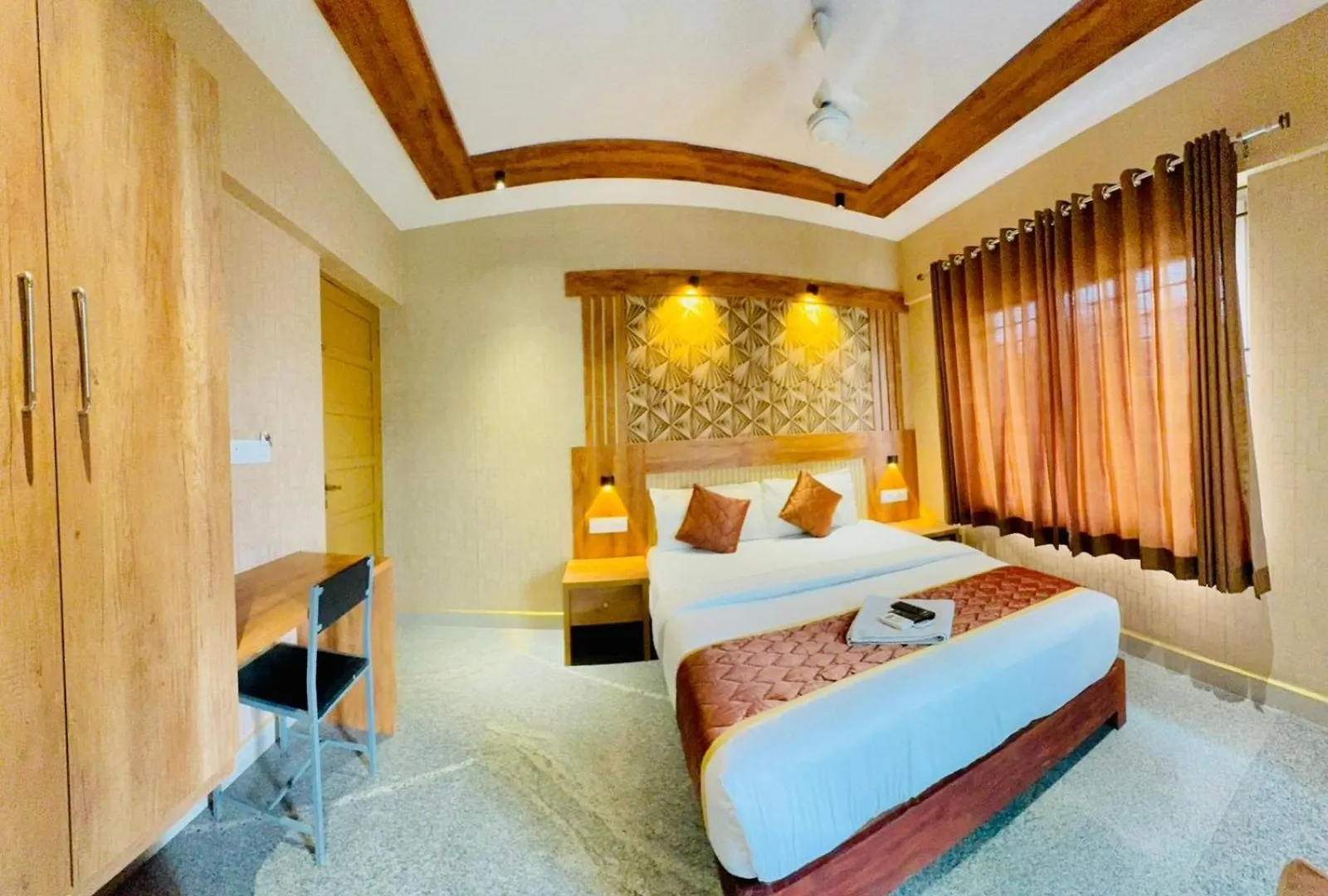 Crystal Inn By D2V Kochi 2*,